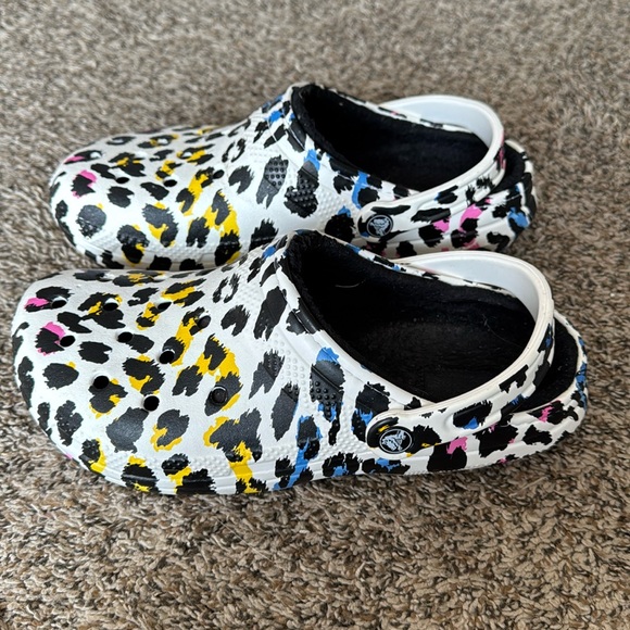 CROCS Shoes - Crocs Women’s 9 Men’s 7 Cheetah Print Multicolor Fur Lined